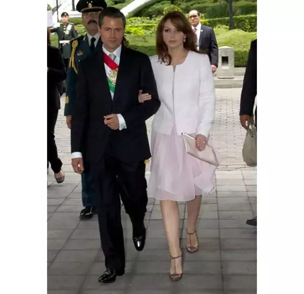 La primera dama usó un ligero vestido color rosa pálido.