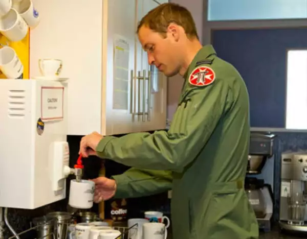 Guillermo de Inglaterra se prepara su propio café por la mañana.