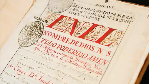 El libro tiene el título “En el Nombre de Dios…”, y está fechado en 1715, informó el INAH. (INAH)
