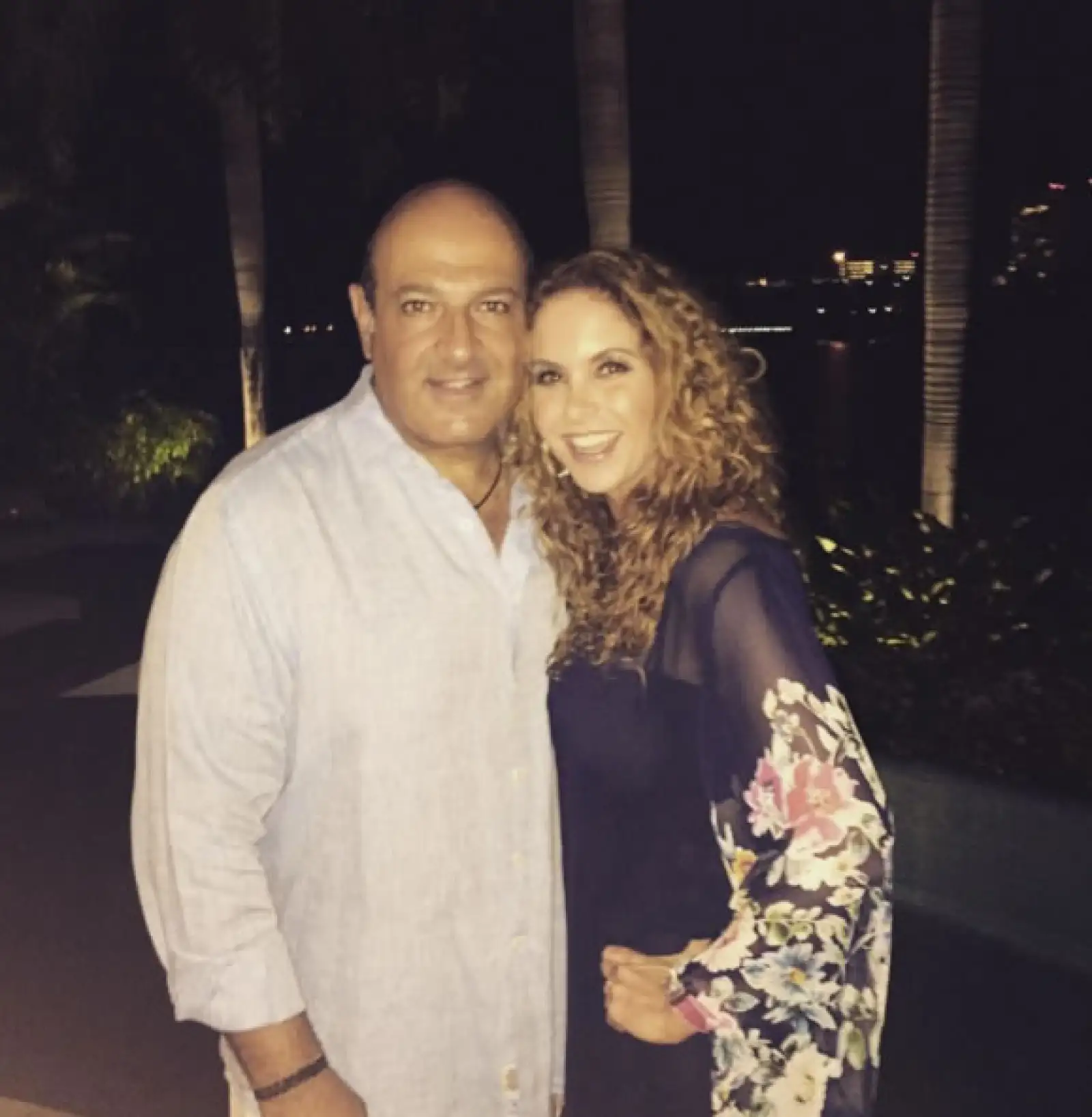 Lucero es muy romántica y le publicó la frase de una canción en su cuenta de instagram. “porque amor como el tuyo y el mío no existe en la vida, en el mundo ya no quedan seres que quieran así..”