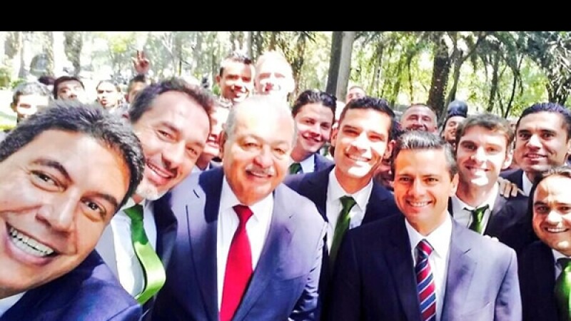 Elías Ayub aprovechó la ocasión para tomar una selfie junto al ingeniero Carlos Slim y el presidente Enrique Peña Nieto, asimismo el director del equipo León, Gustavo Matosas y Rafa Márquez aparecen en la imagen.