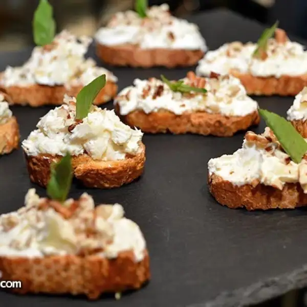 Bocadillos de queso con cebollín y nuez.