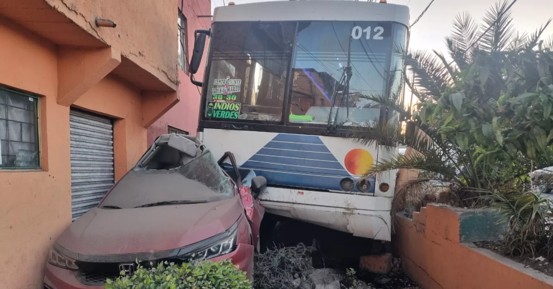 Accidente en la México-Pachuca hoy, un camión chocó contra un carro y una casa.