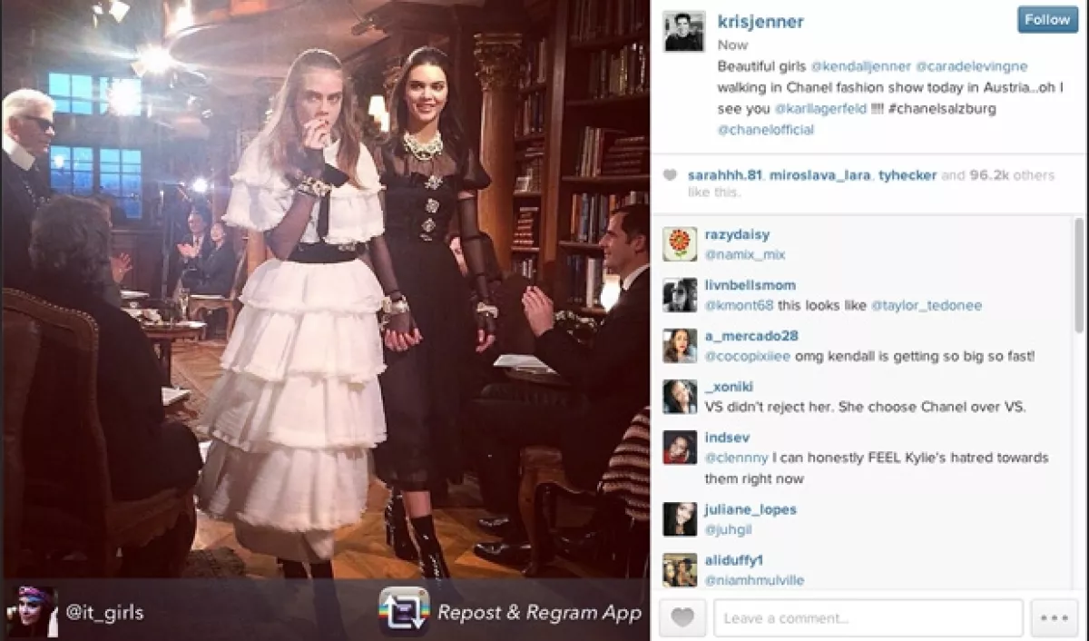 Las artistas cerraron el desfile de Chanel en Austria tomadas de la mano.