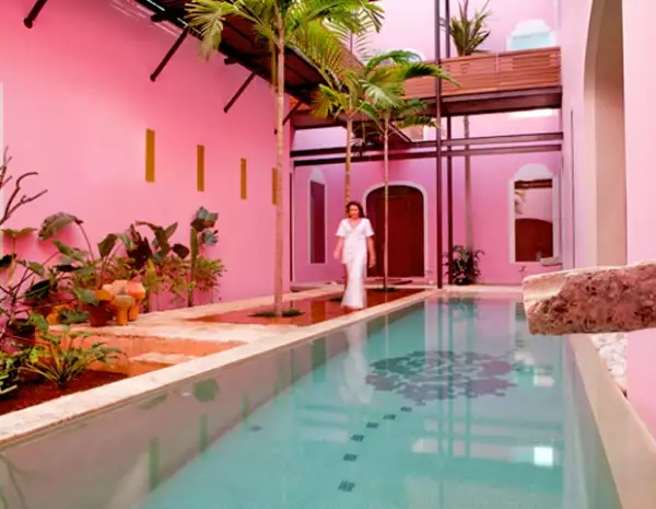 El color rosa mexicano es el distintivo de este hotel.