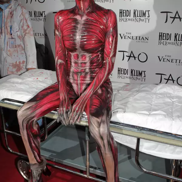 IMPRESIONANTE. Heidi Klum se ha coronado como la reina del disfraz. Su fiesta anual de Halloween es ya legendaria en Hollywood.