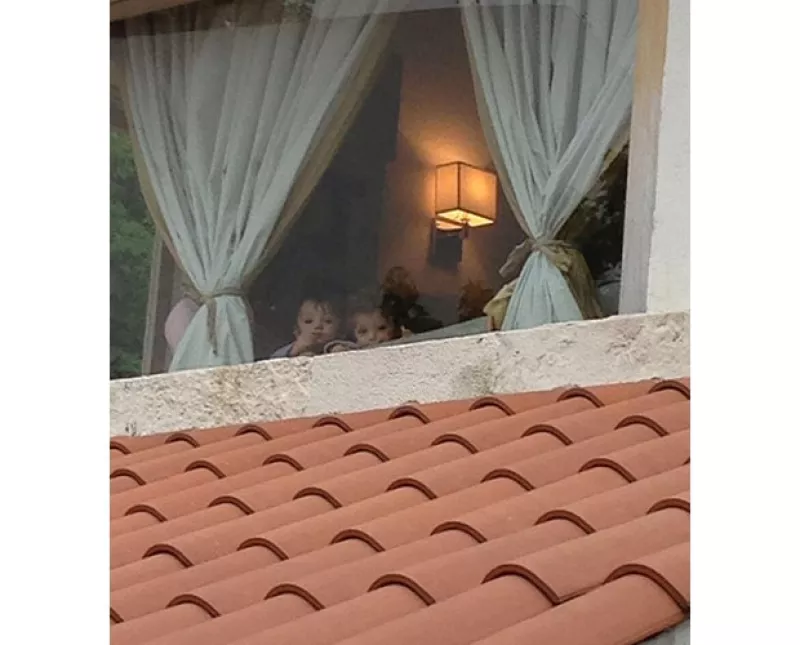 Por su intensa carga de trabajo, no puede cuidar de sus hijos todo el tiempo, y expresó su remordimiento en Twitter con una fotografía de sus hijos viéndola partir desde la ventana de su casa.