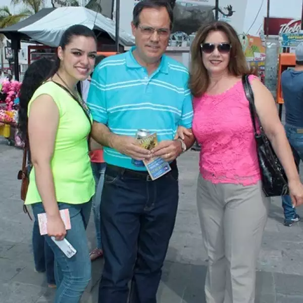 Valeria y Ricardo Santa Cruz con Susana Sánchez