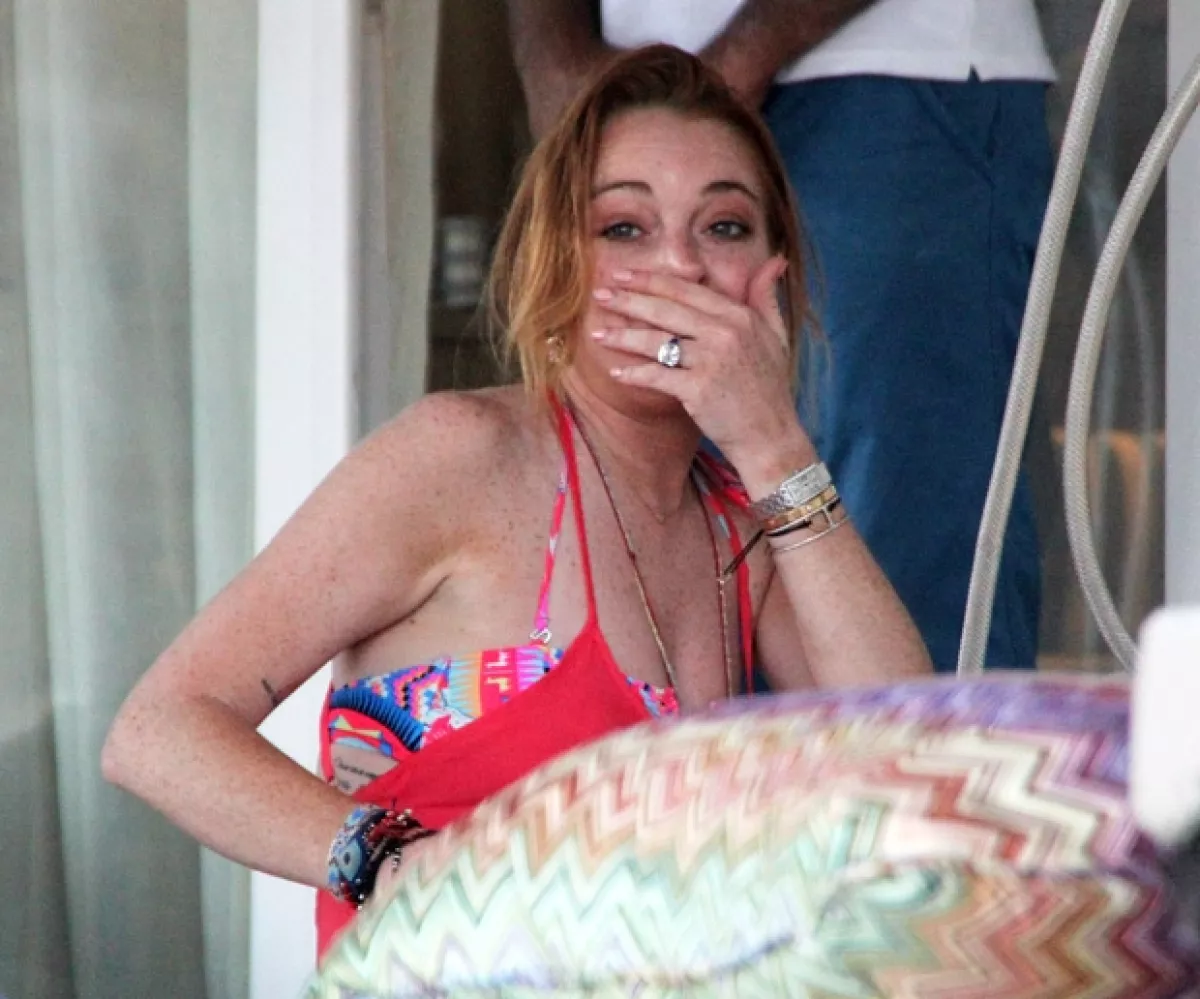 Este es el anillo con el que Lindsay fue vista recientemente en Grecia.