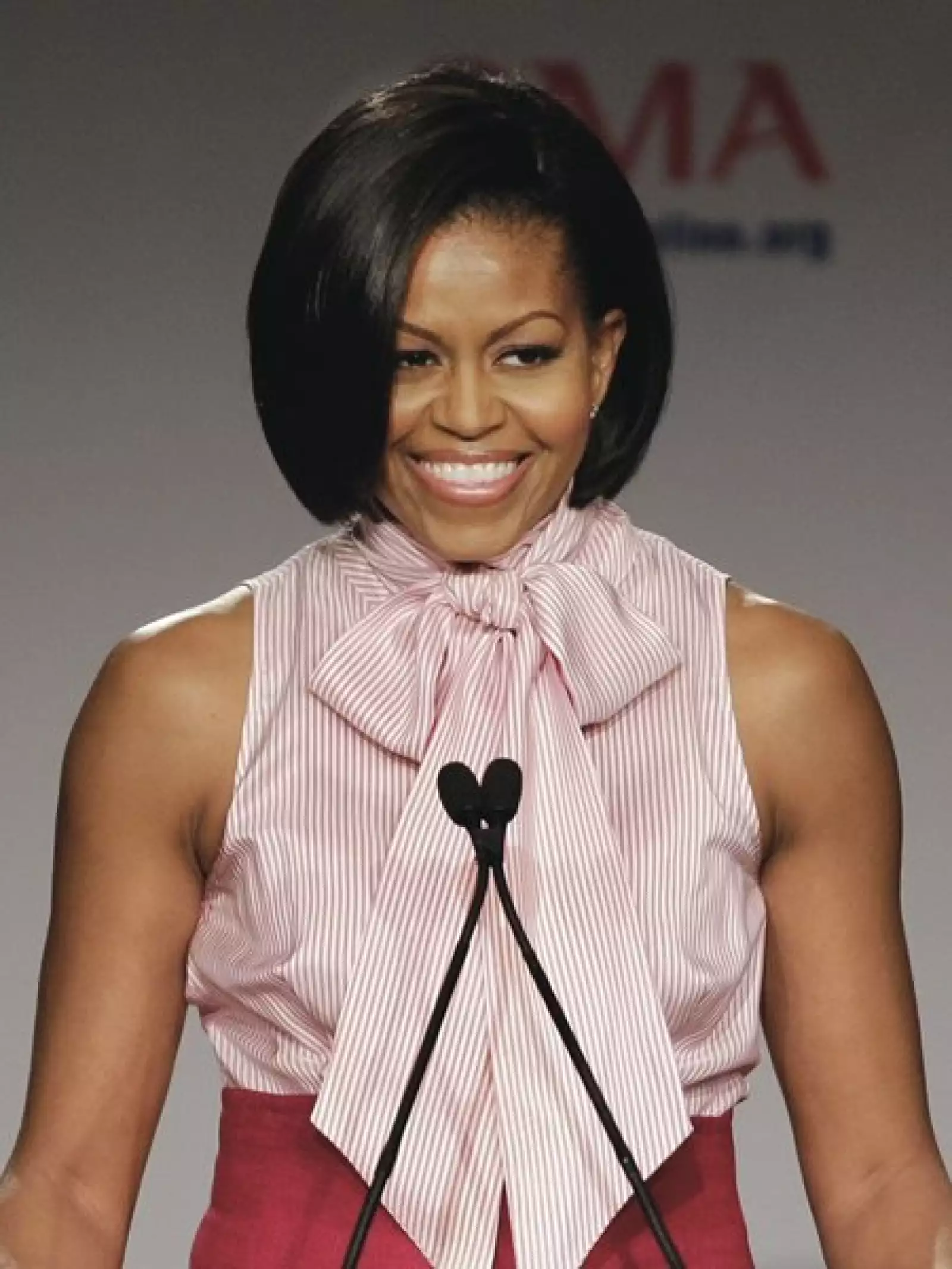 Tanto la falda, acinturada, como la blusa a rayas son de L´Wren Scott.