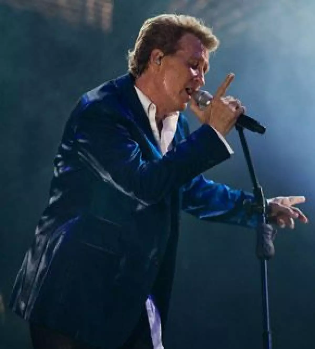 El cantante ofreció un concierto mientras se repartían cinco mil becas en Veracruz.