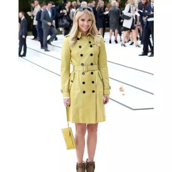 Para el show de Burberry optó por la gabardina icónica de la firma.