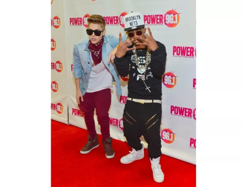 De acuerdo con informes de TMZ, Lil Za y Lil Twist quienes frecuentemente están en casa del cantante durante sus ausencias, podrían haber extraído objetos valiosos sin su consentimiento.