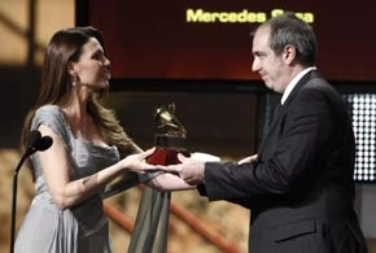 Popi Spatocco recibió el premio de Sosa