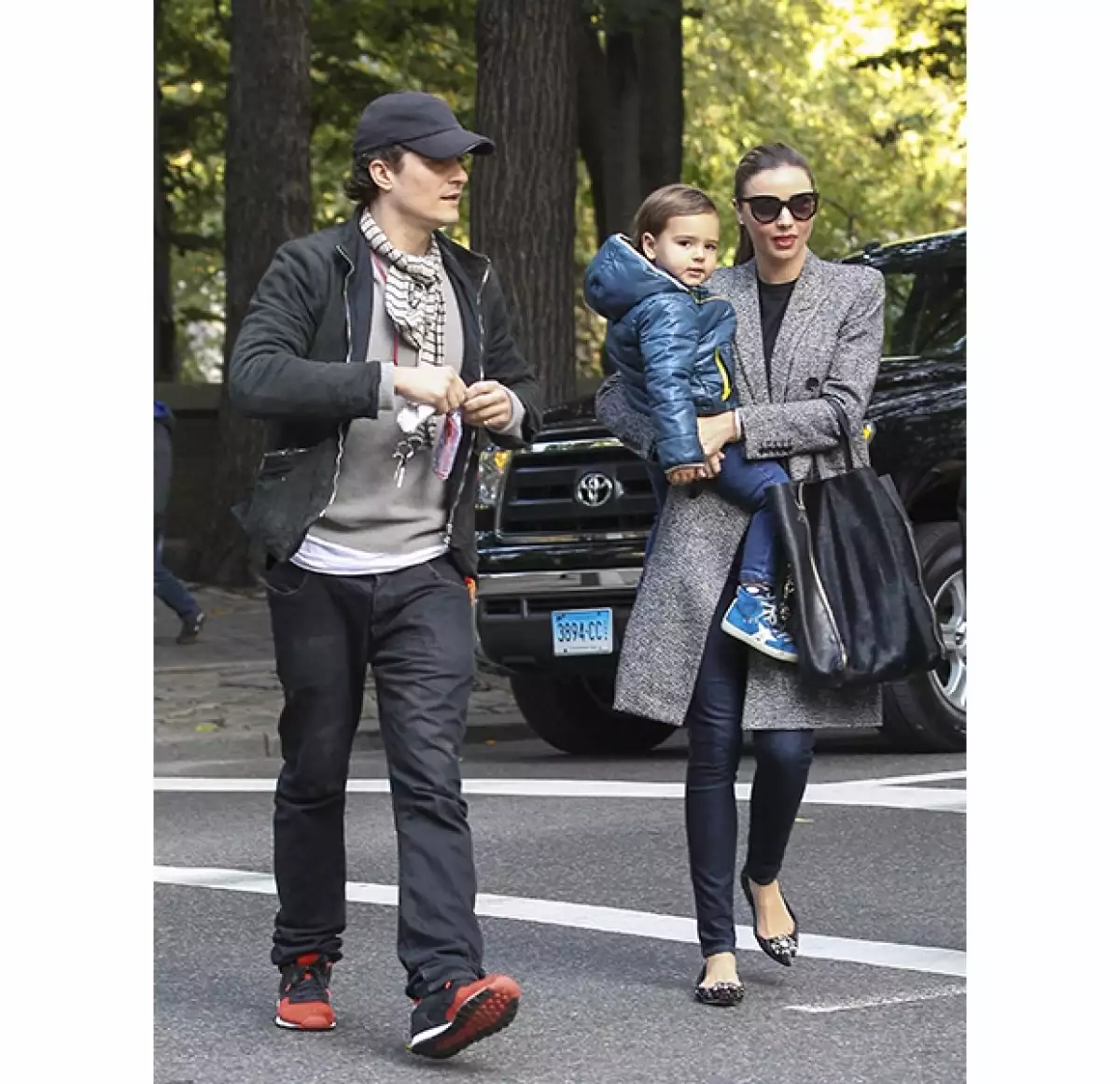 Apenas el día de ayer la pareja hizo oficial su separación, sin embargo, esta mañana fueron vistos paseando por las calles de Nueva York disfrutando tiempo con el pequeño Flynn.