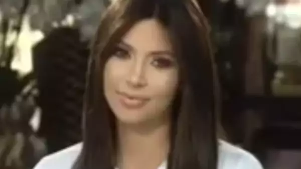 Delgada y con actitud serena, la mediana de las Kardashian salta nuevamente a la escena en un video sorpresa dedicado a su mamá, felicitándola por su nuevo "talk show".