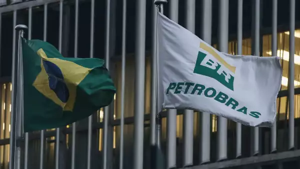 La empresa petrolera brasileña recomprará también 3,000 mdd de deuda que vence en 2018.