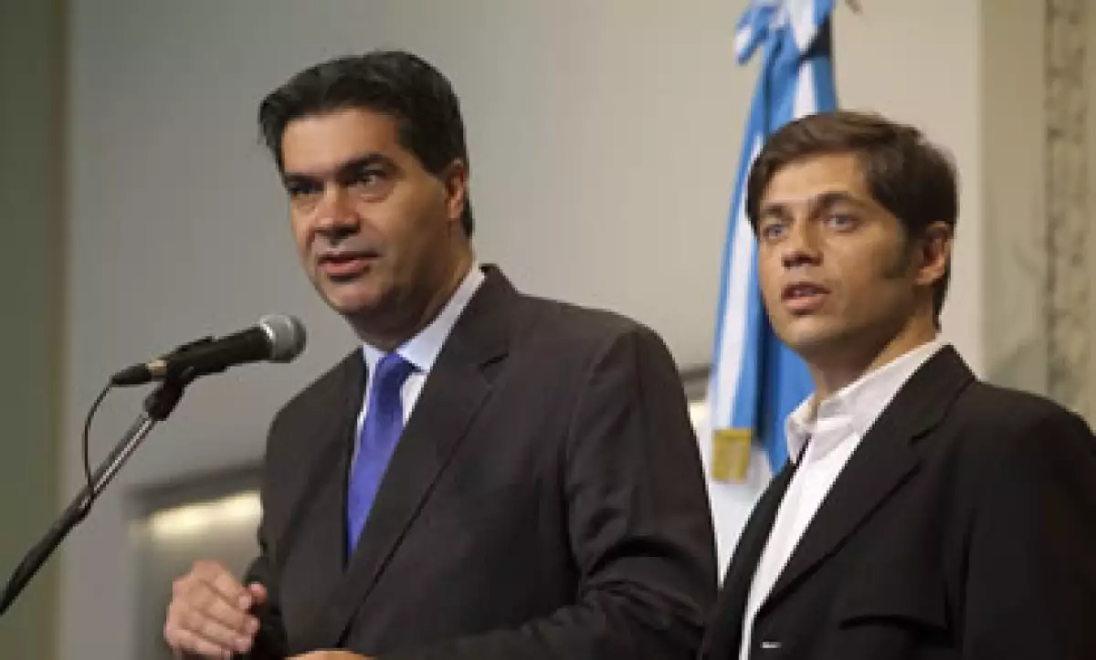 El ministro de Economía argentino, Axel Kicillof, y el jefe de Gabinete, Jorge Capitanich, anunciaron un acuerdo con productores y cadenas de comerciales para detener la inflación en el país. (Foto: Reuters)