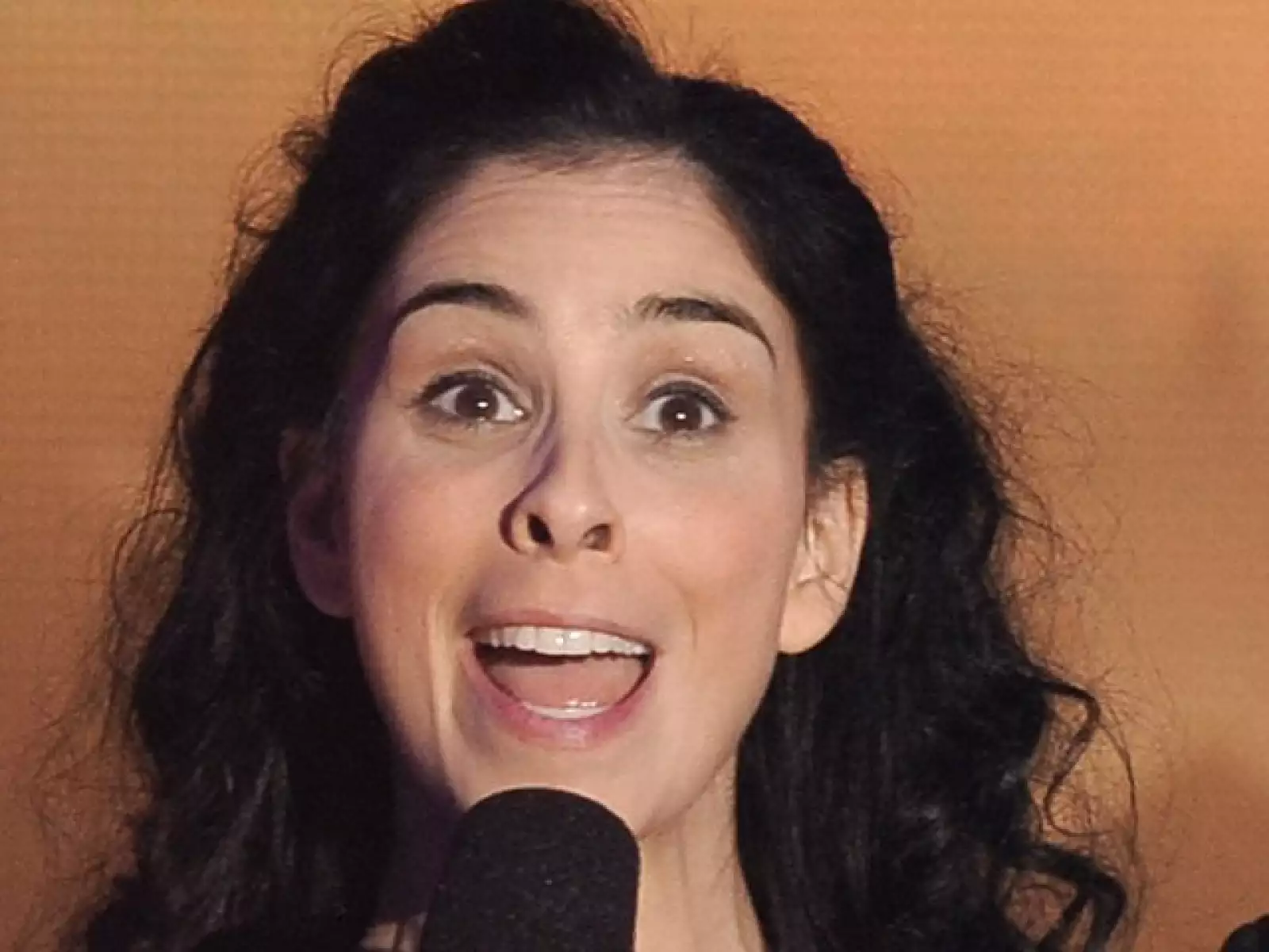 La comediante Sarah Silverman hace un curioso gesto y causa risas en el público.
