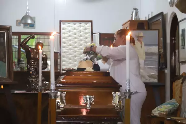 Andrea García olvida rencillas y dedica emotiva despedida a su papá, Andrés García