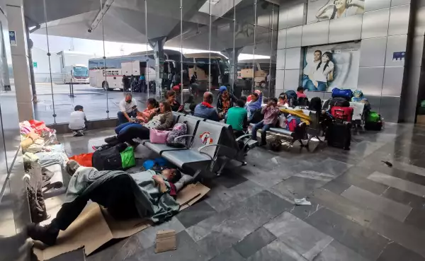 Migrantes venezolanos y haitianos se encuentran concentrados en la Central del Norte en espera de poder continuar su camino rumbo a Ciudad Juárez o Tamaulipas, en su búsqueda de llegar a Estados Unidos.