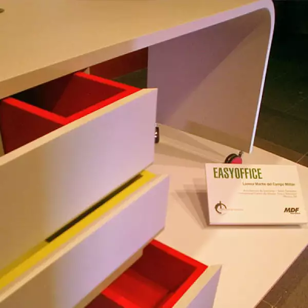 4.	Easy office es una estación modular para oficina, hecha con MDF, que es funcional debido a su contenedor, el cual tiene cajones en la parte frontal y en la parte lateral, intercalando sus capacidades y tamaños. Diseño: Lorena Martín del Campo Millán.