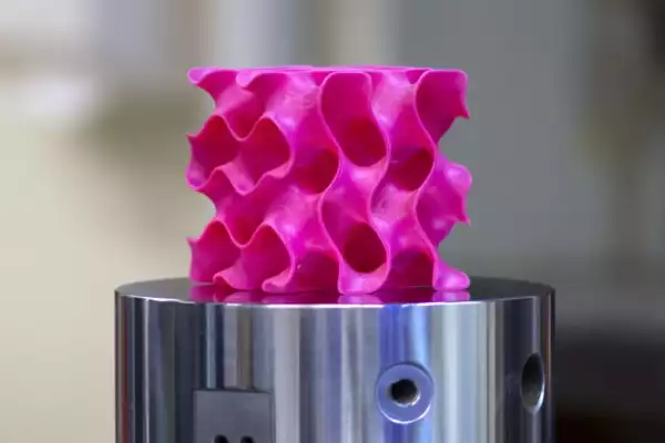 Copos de grafeno fusionados en una forma gyrioide súper fuerte
