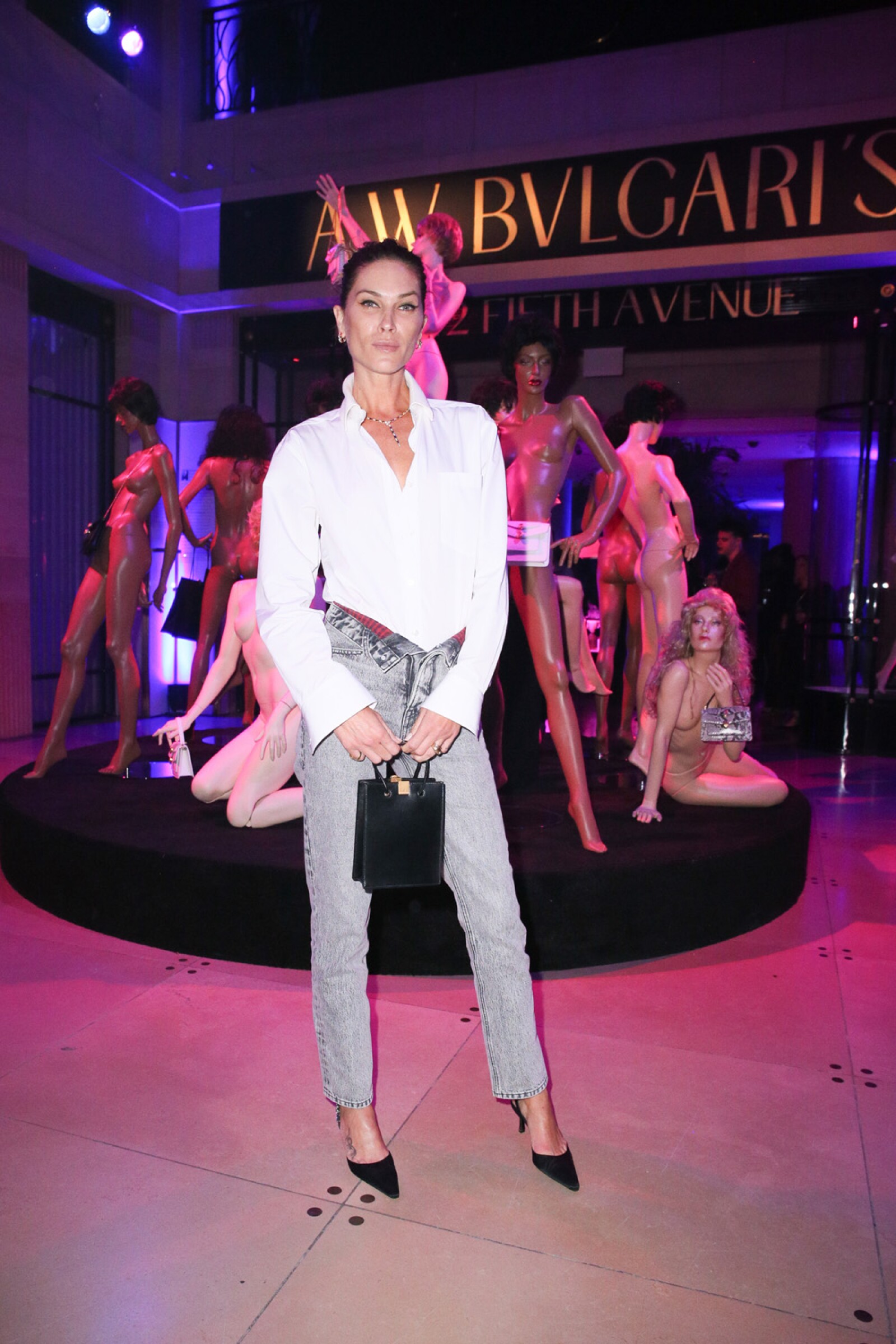 Hailey Bieber como invitada al lanzamiento de Alexander Wang + Bvlgari