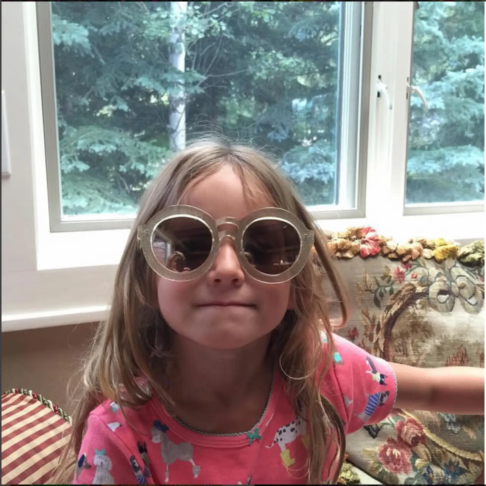Ginger divirtiéndose con los lentes de su mamá.