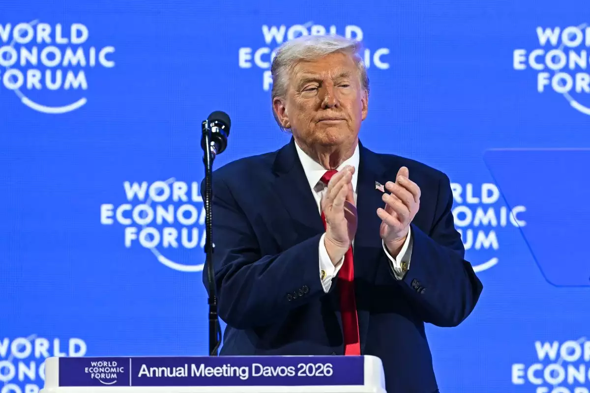 El presidente de los Estados Unidos, Donald Trump, aplaude después de su discurso especial durante la reunión anual del Foro Económico Mundial (WEF) en Davos el 21 de enero de 2026. El Foro Económico Mundial tiene lugar en Davos del 19 al 23 de enero de 2026.
