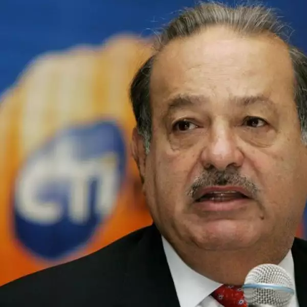 El gigante mexicano Carlos Slim comprando el 6.4 de las acciones del prestigiado diario The New York Times, con un valor aproximado a los 127 millones.