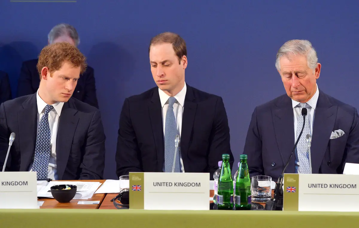 Príncipe Harry, príncipe William y rey Carlos