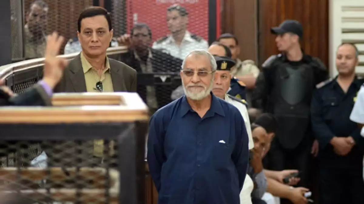 El líder de la Hermandad Musulmana, Mohamed Badie (centro, de azul) escuchando la condena que el gobierno egipcio dictó en su contra