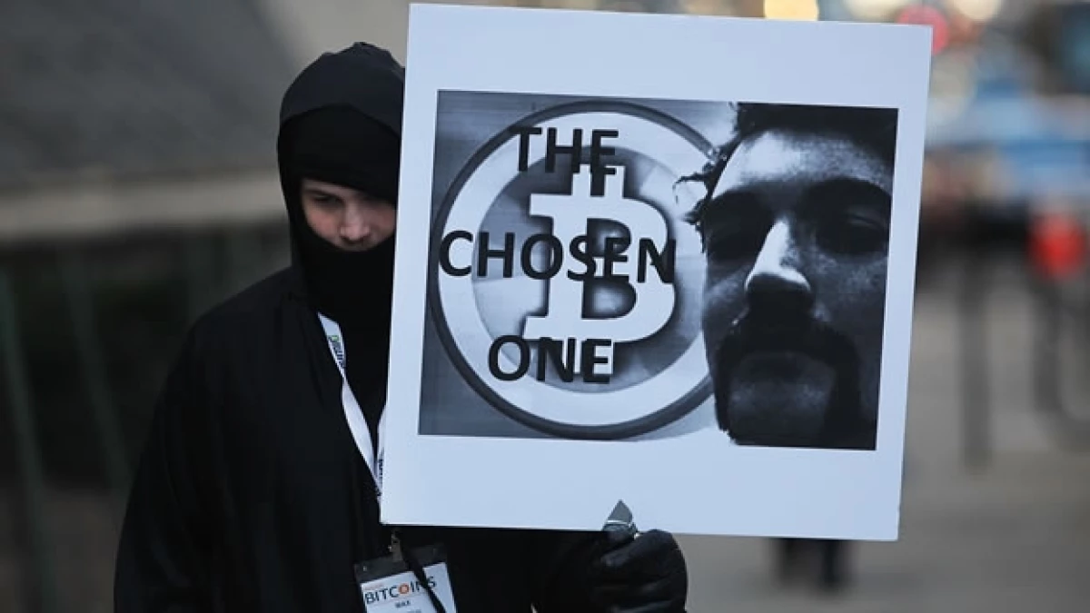 Un simpatizante de Ross Ulbricht sostiene un cartel de apoyo al que es considerado el fundador del ?eBay de la droga?