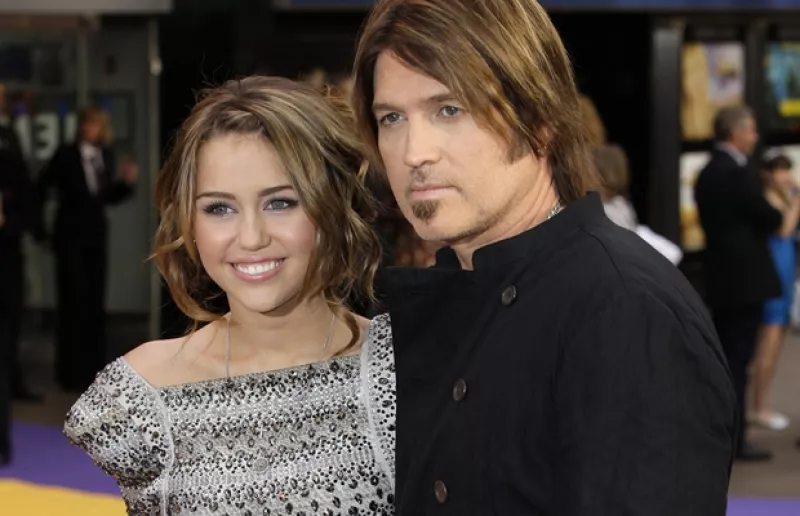 El padre de la actriz lamenta haberla dejado participar en la serie de Disney, pues ésta ha sido la causa de sus problemas relacionados con las drogas y el alcohol.