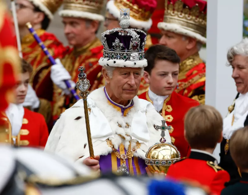 El rey Carlos III sale del servicio de coronación en la Abadía de Westminster el 6 de mayo de 2023 en Londres, Inglaterra. La Coronación de Carlos III y su esposa, Camilla, como Rey y Reina del Reino Unido de Gran Bretaña e Irlanda del Norte, y los otros reinos de la Mancomunidad, tiene lugar hoy en la Abadía de Westminster.