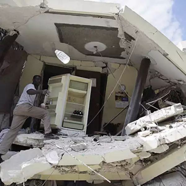 Tras el desastre natural, miles de construcciones se derrumbaron ante el movimiento telúrico, el mismo que ha dejado más de 50,000 muertos.