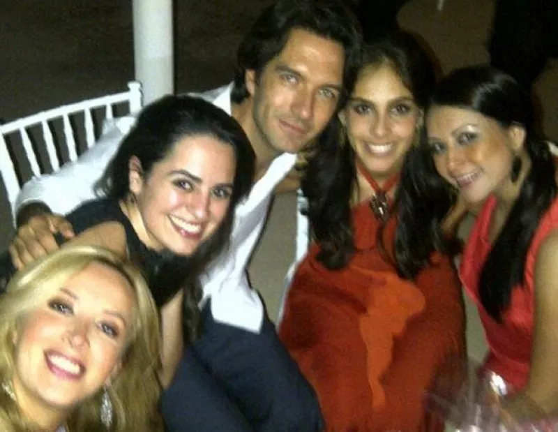 La famosa pareja, que se ha dejado ver poco juntos, acudieron a una fiesta donde se puede apreciar que están felices.