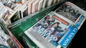Los periódicos expuestos en un quiosco de Buenos Aires cubren la victoria electoral del presidente argentino Javier Milei, un día después de las elecciones de mitad de período, en Buenos Aires, Argentina, el 27 de octubre de 2025.
