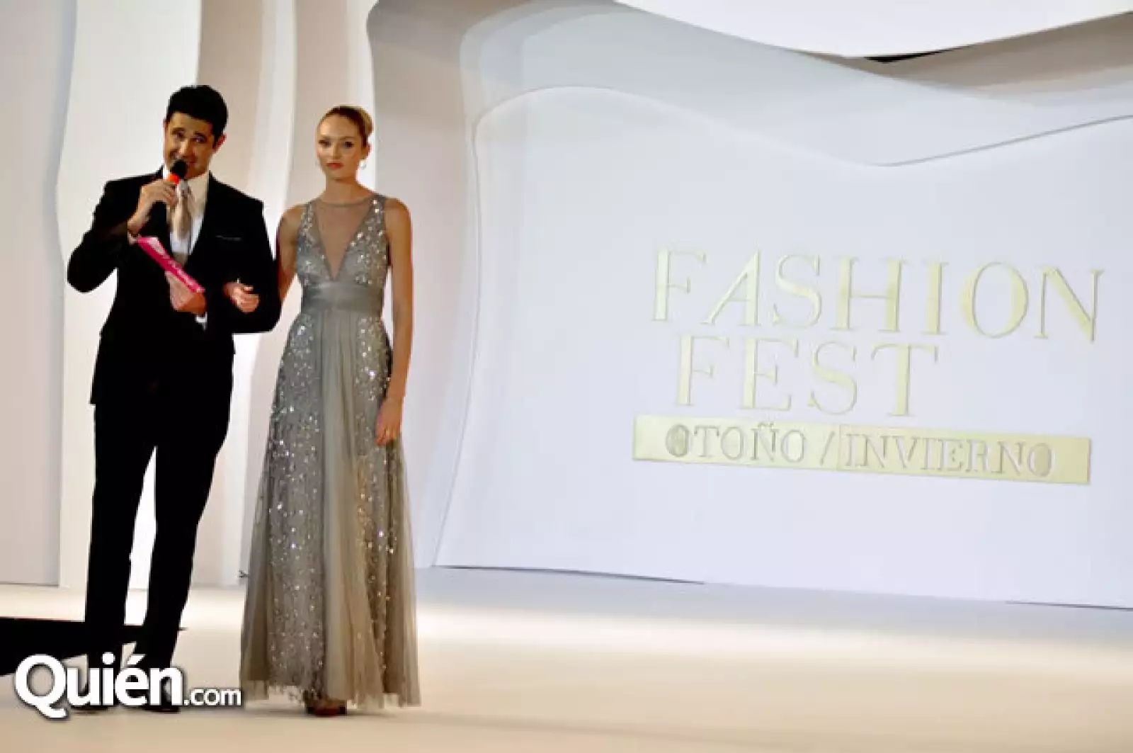 Candice Swanepoel en el Fashion Fest de Liverpool en el Club Industrial de Monterrey