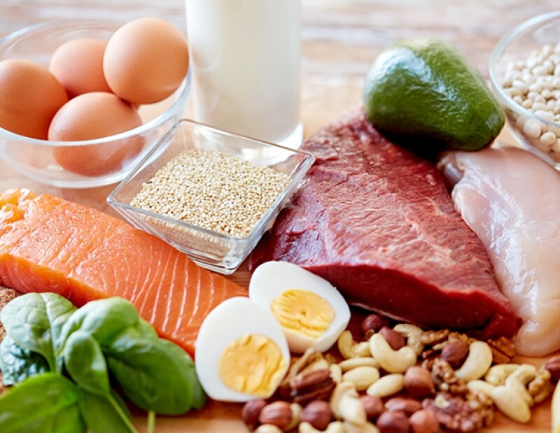 Encuentra vitamina B12 en proteínas animales.