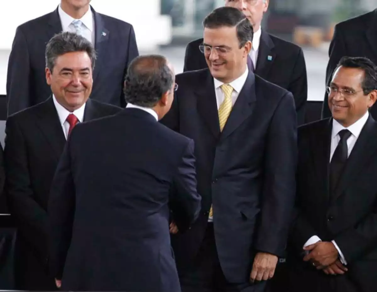 El presidente Felipe Calderón y el jefe de Gobierno del DF, Marcelo Ebrard, se dieron la mano durante el informe.