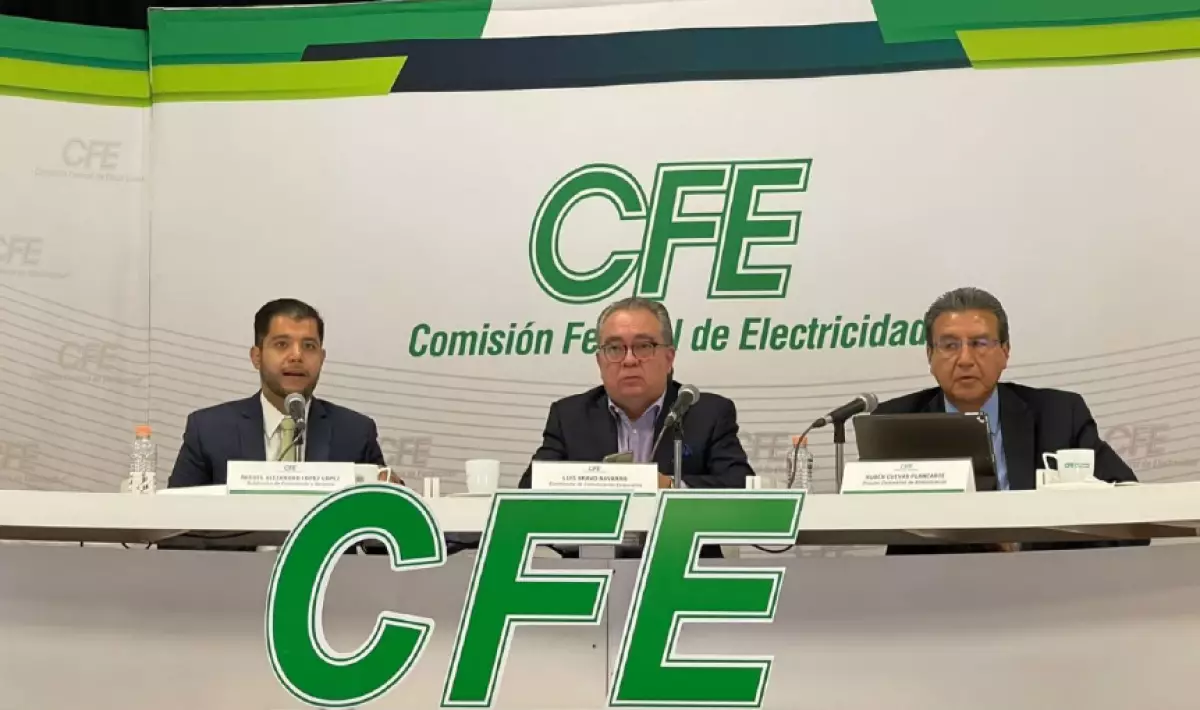 Miguel Alejandro López López, Luis Bravo Navarro y Rubén Cuevas Plancarte; en conferencia de prensa de la CFE.