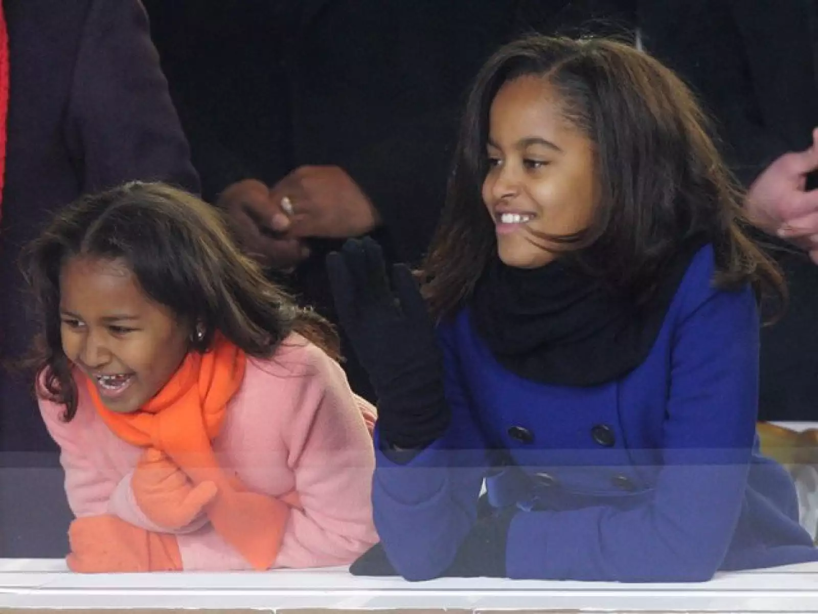 Malia, de 10 años, y Sasha, de 7, asistieron y observaron detenidamente el discurso de su padre al tomar protesta como el nuevo presidente de Estados Unidos.
