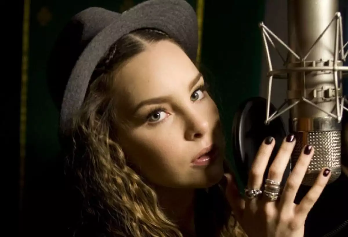 El tema se presentó anoche en vivo por televisión y fue grabado por 70 estrellas con el fin de ayudar a las víctimas del sismo en Haití.