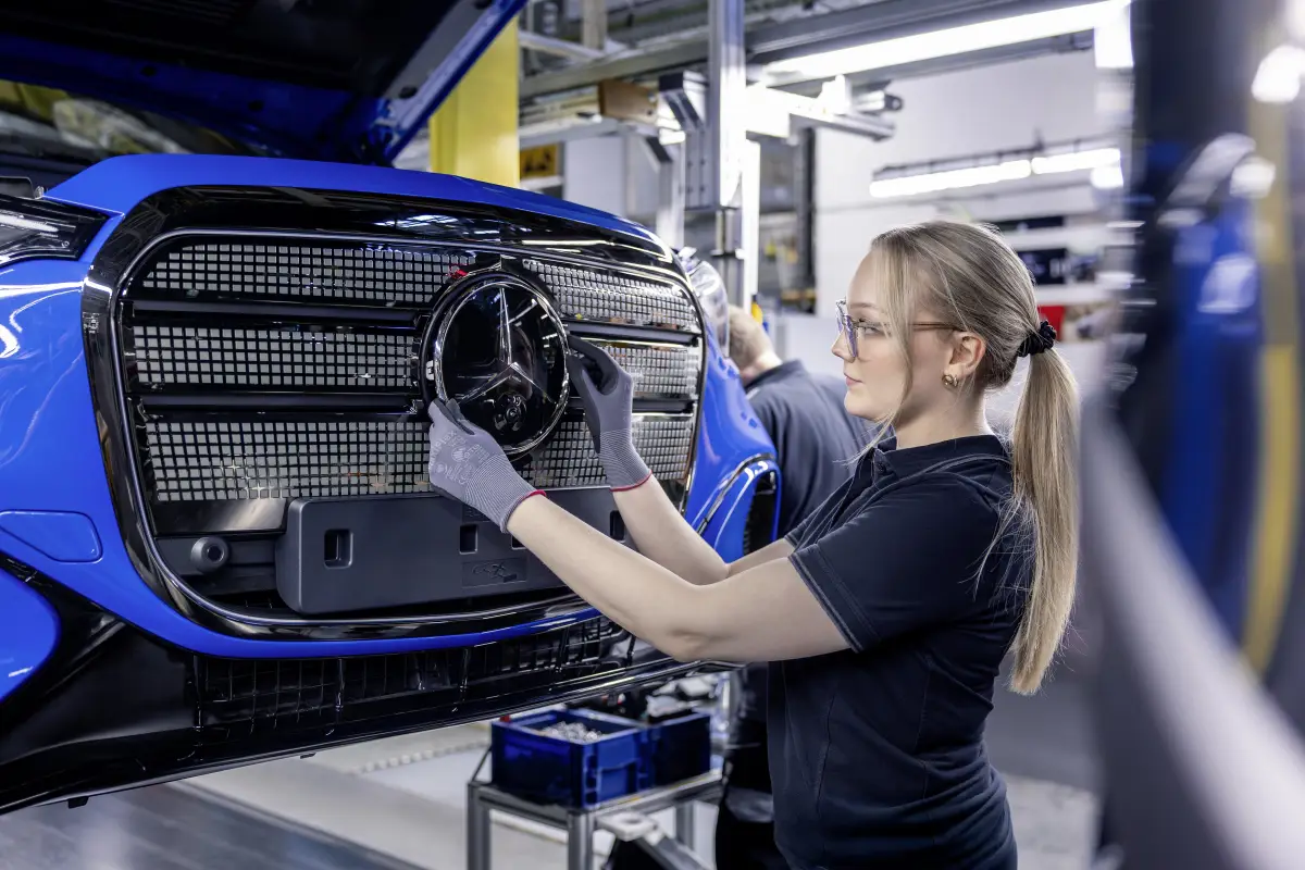 Nissan, Mercedes y Honda ajustan producción por prohibición de exportaciones de chips desde China 