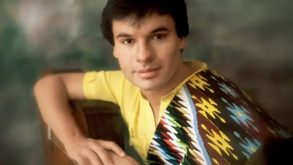 El buscador de talentos Raúl Loya apadrinó a Juan gabriel con el nombre artístico de Adán Luna. Así debutço en televisión en el programa Noches Rancheras en 1965.