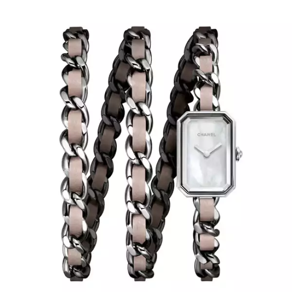 Hazla sentir súper especial con el reloj edición limitada Prèmiere Rock de Chanel, nos encanta este con carátula de perla y cadena con piel rosa.