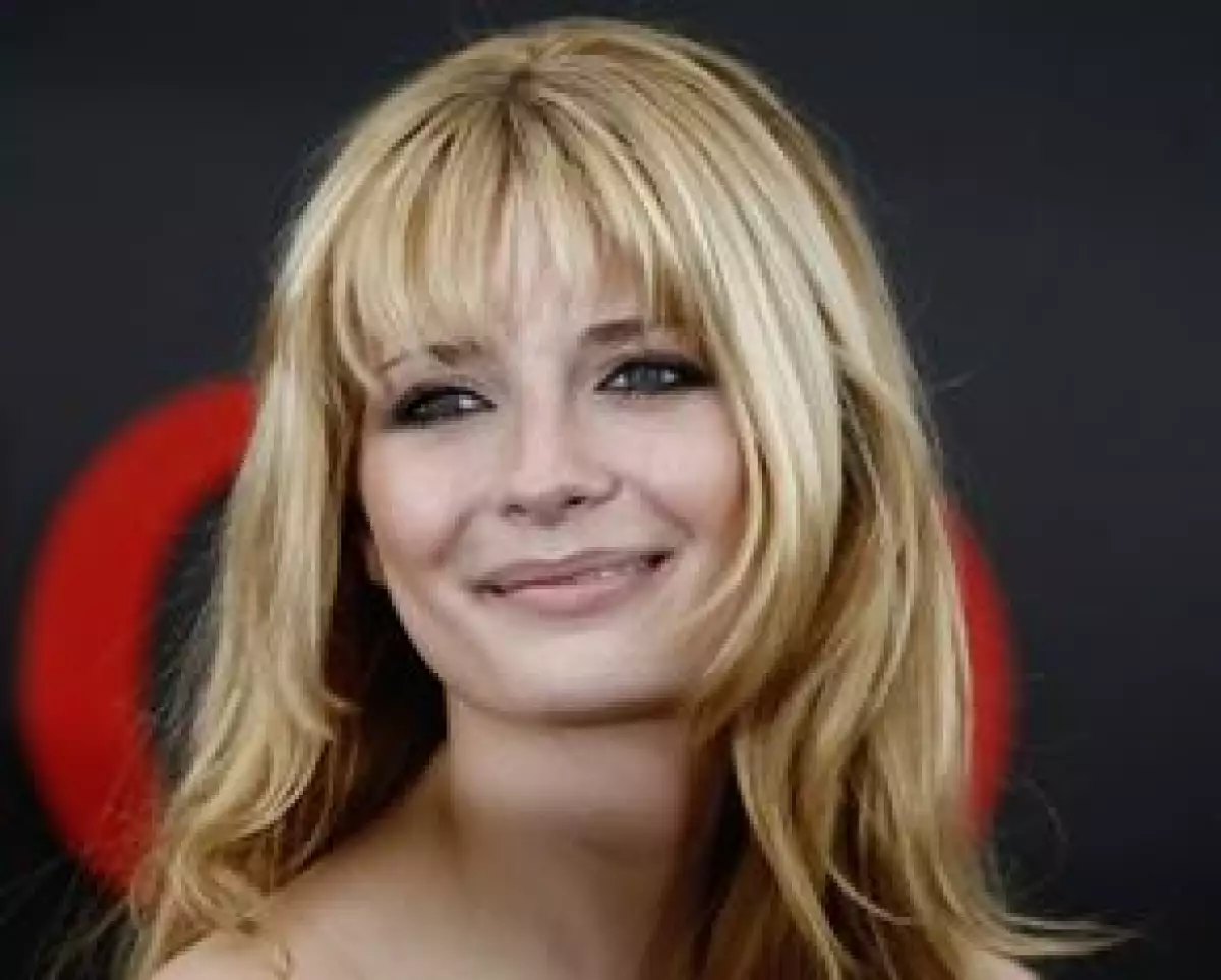 La actriz de O.C. pidió a su novio, el guitarrista Taylor Locke, que le diera un poco de tiempo.