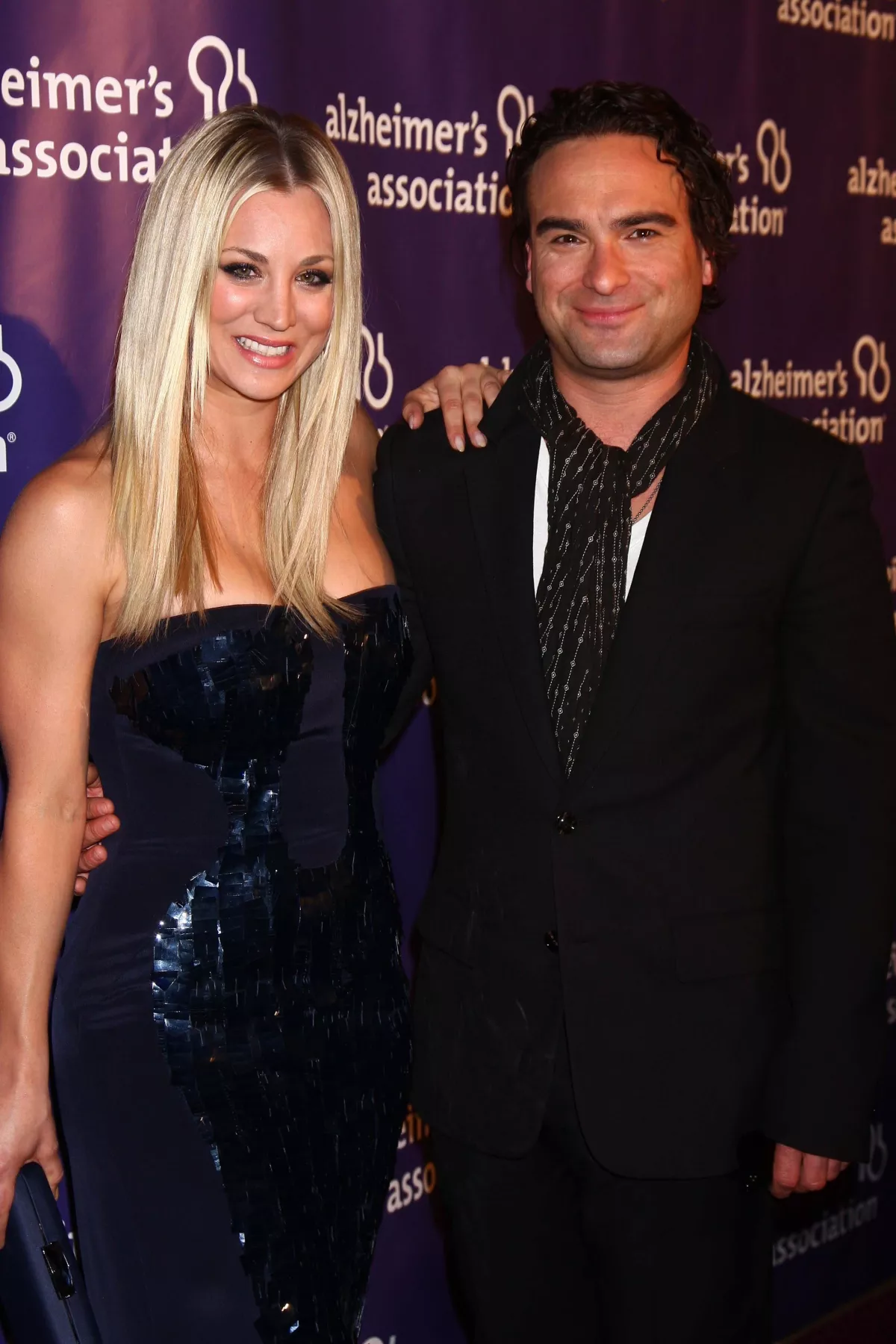 Kaley Cuoco y  Johnny Galecki.